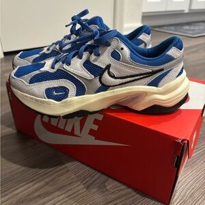 W NIKE ALS
GAME ROYALWHITE-PHOTON DUST
JEU ROYAL/BLANC